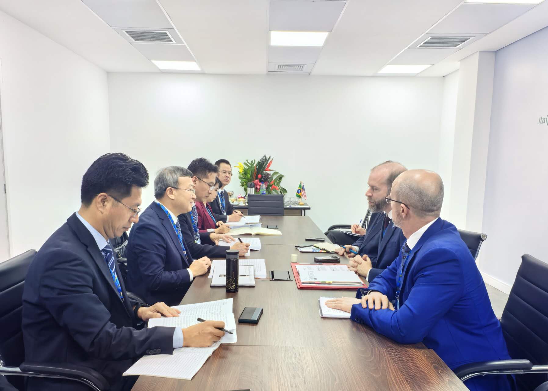 10月24日,商务部国际贸易谈判代表兼副部长王受文在巴西首都巴西利亚会见智利外交部国际经济关系副部长萨纽埃萨