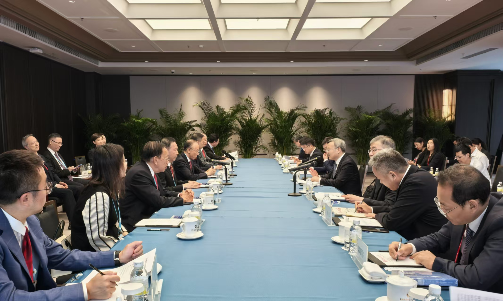 10月18日上午,商务部国际贸易谈判代表兼副部长王受文在广州与海合会自贸谈判总协调人马尔祖基共同召开中国—海合会自贸协定第十一轮谈判全会及闭幕式