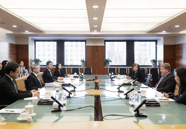 2月25日,商务部国际贸易谈判代表兼副部长王受文在京会见宝洁公司全球董事长、总裁兼CEO詹慕仁